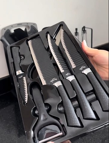 Cliente com kit de facas